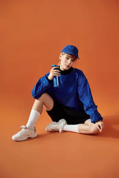 A passionate athlete holds a water bottle, showcasing her strength and determination. — Stock Photo