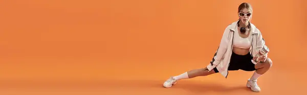 A talented sportswoman strikes a confident pose, expressing passion and dedication to her craft. — Stock Photo