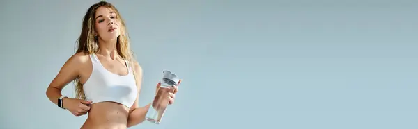 Full of emotion, a talented athlete poses confidently with her water bottle, showcasing resilience. — Stock Photo