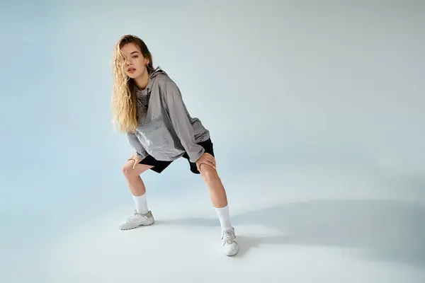 A skilled athlete embodies passion and focus, striking a powerful pose that showcases her talent. — Stock Photo