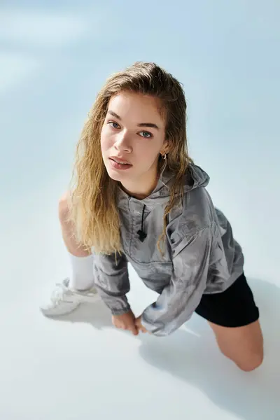 A talented athlete expresses deep emotion while posing beautifully in athletic attire. — Stock Photo