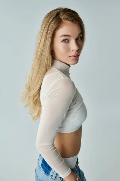 A striking woman showcases her fashion sense, embodying confidence and elegance in a serene setting. — Stock Photo