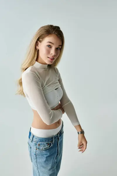 La jeune femme met en valeur sa tenue élégante avec une ambiance détendue et confiante. — Photo de stock