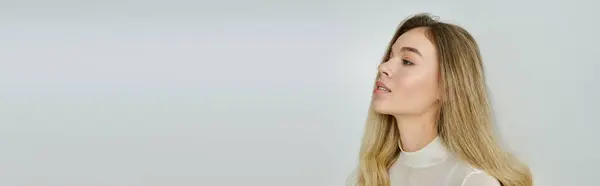 A beautiful young woman with long hair contemplates, exuding an air of serenity and grace. — Stock Photo