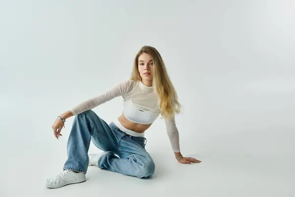 Con una expresión serena, una joven muestra su elegante conjunto en un entorno tranquilo. — Stock Photo