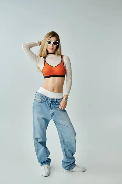 Une jeune femme à la mode exhibe sa tenue tendance, frappant une pose dans un confort frais. — Photo de stock