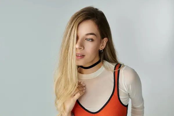 Uma bela jovem está confiante, destacando seu senso de moda única e charme. — Fotografia de Stock