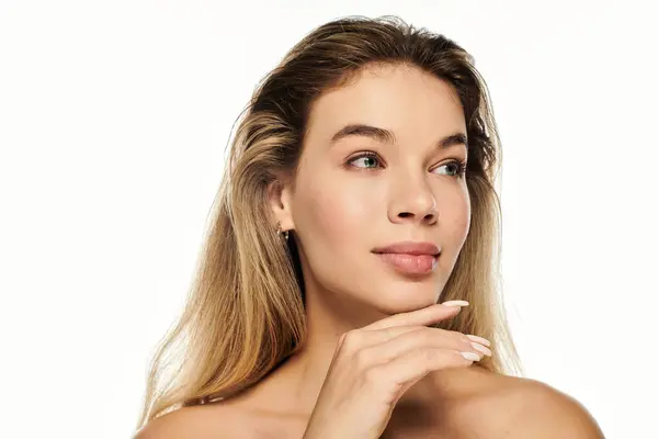 A young woman with striking features gazes thoughtfully, showcasing her natural beauty. — Stock Photo