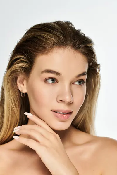 Soft light highlights the youthful features of a woman showcasing her natural beauty and grace. — Stock Photo