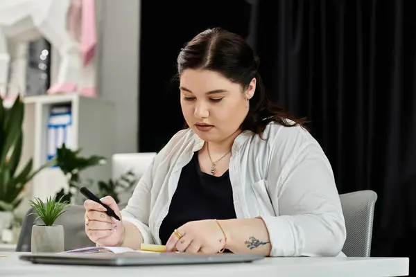 Una mujer de negocios escribe diligentemente notas en una oficina elegante, mostrando profesionalidad y enfoque. - foto de stock