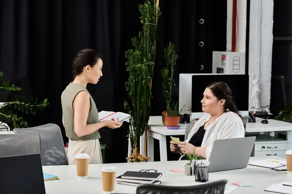 Dois profissionais se envolvem em uma discussão produtiva dentro de um ambiente de escritório elegante. — Fotografia de Stock