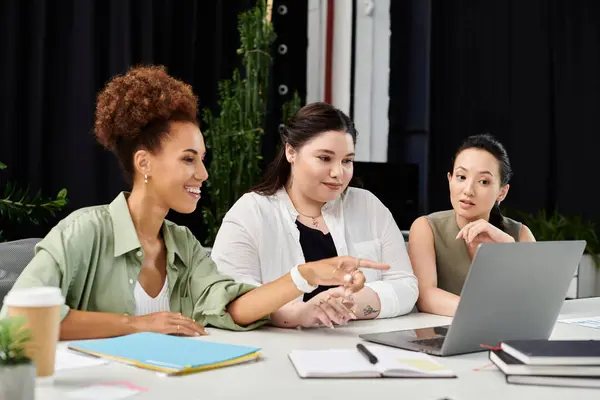 Unternehmerinnen diskutieren Ideen, während sie gemeinsam an einem eleganten Büroarbeitsplatz arbeiten. — Stockfoto