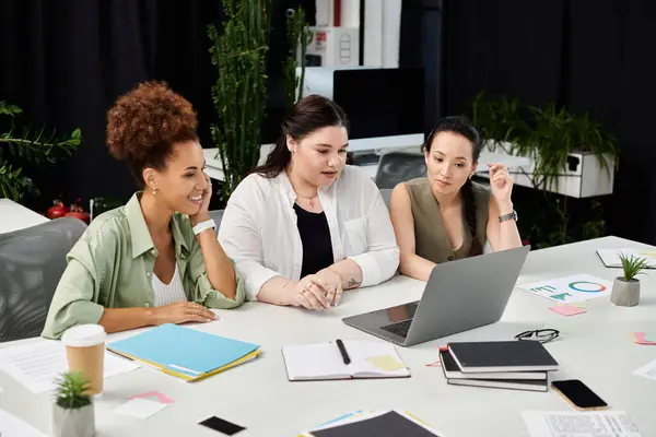 Des professionnels dynamiques participent à une réunion productive, partageant idées et stratégies. — Photo de stock