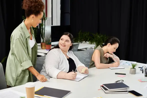 In a vibrant office, professional women brainstorm and engage in meaningful discussions. — Stock Photo