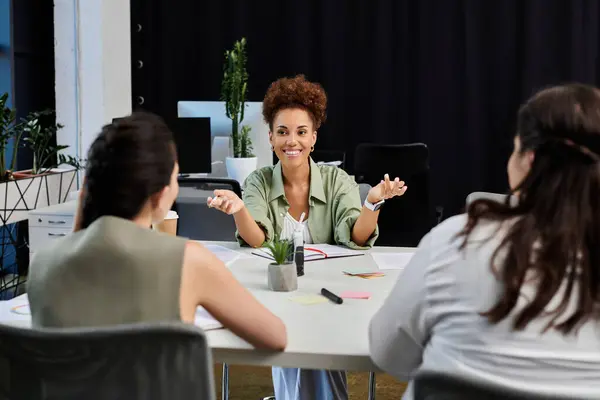 A professional woman leads a vibrant conversation among colleagues in a stylish workplace. — Stock Photo
