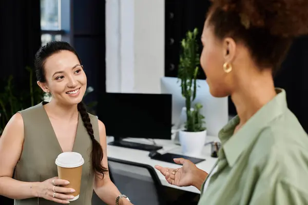 Profesionales de negocios comparten ideas y risas sobre el café en un ambiente de oficina vibrante. - foto de stock