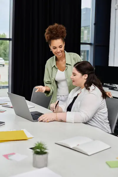 Sophisticated professionals engage in a collaborative discussion at a contemporary workspace. — Stock Photo