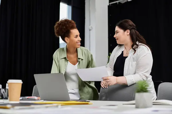 In a stylish office, two women have a lively discussion, sharing ideas and insights. — Stock Photo