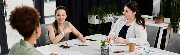 Três mulheres profissionais discutindo ativamente ideias em um ambiente de escritório elegante. — Fotografia de Stock
