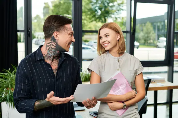 Two coworkers engage in a lively discussion while exchanging ideas at work. — Stock Photo