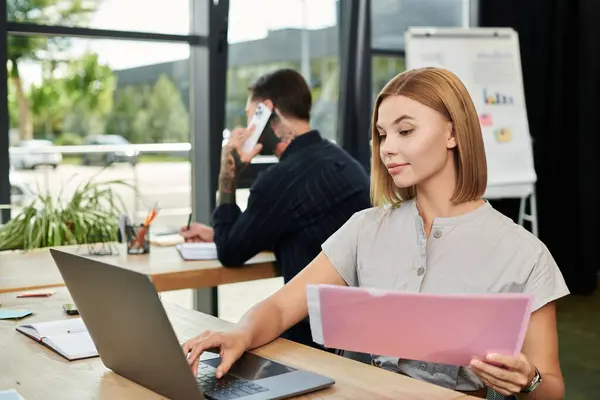 Un grupo de jóvenes compañeros de trabajo se dedica a tareas de trabajo mientras se comunican y colaboran. - foto de stock