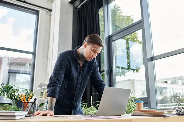 Good looking man working in office. — Stock Photo
