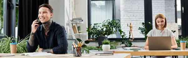 Deux collègues collaborent dans un bureau animé rempli de verdure et de lumière naturelle. — Photo de stock