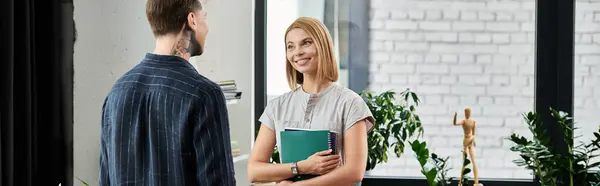 Colleagues engage in a friendly discussion while sharing ideas and insights at work. — Stock Photo