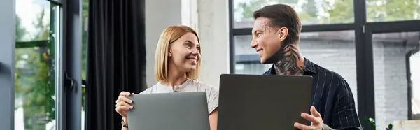 Two coworkers engage in a lively discussion, showcasing teamwork in a modern office environment. — Stock Photo