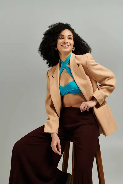A stylish woman exudes confidence in a trendy ensemble featuring vibrant colors and elegant cuts. — Stock Photo