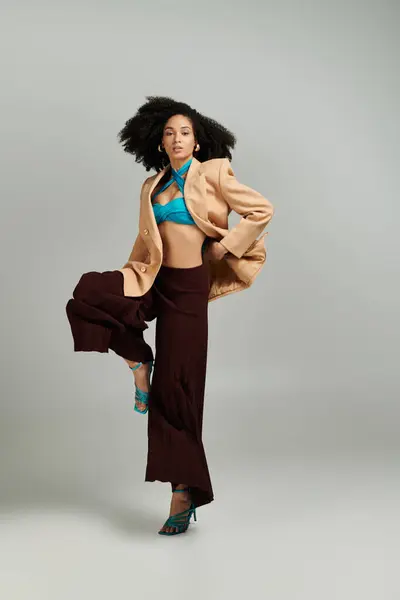 A fashionable woman showcases her unique style in a chic ensemble and bold accessories. — Stock Photo