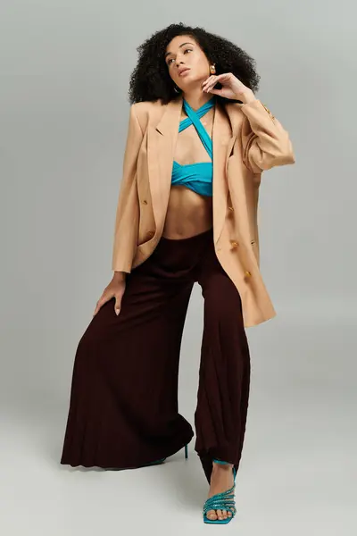 A fashionable woman showcases her chic outfit, blending bold colors and modern styles effortlessly. — Stock Photo