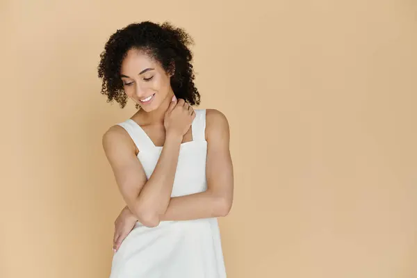 A mulher na moda transpira confiança enquanto posando elegantemente em seu traje na moda. — Fotografia de Stock