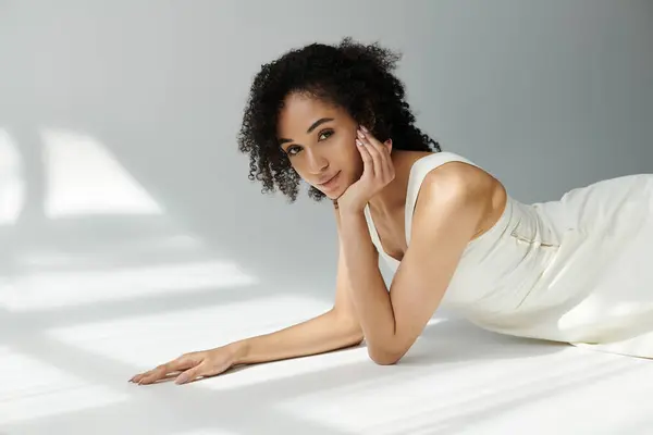 Eine modische Frau präsentiert ihr schickes Outfit beim Faulenzen in einer ruhigen Umgebung. — Stockfoto