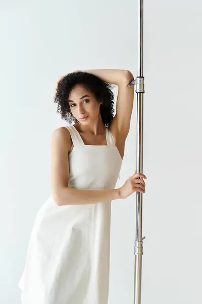 A fashionable woman poses gracefully, highlighting her chic outfit and confident demeanor. — Stock Photo