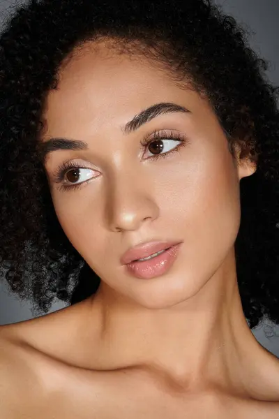 A stylish woman exudes confidence and elegance through her captivating look. — Stock Photo
