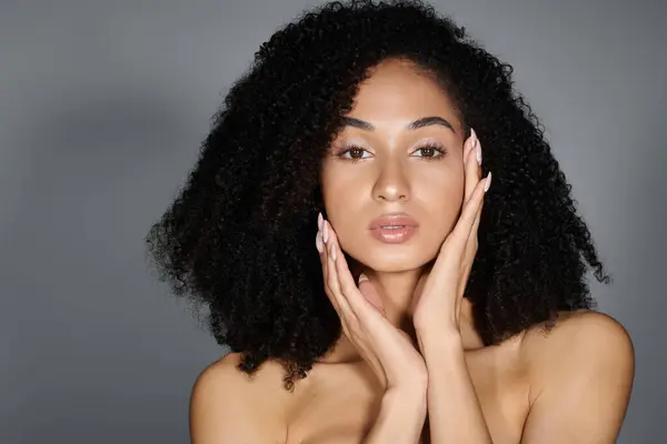 A fashionable woman poses gracefully, showcasing her unique style and captivating presence. — Stock Photo