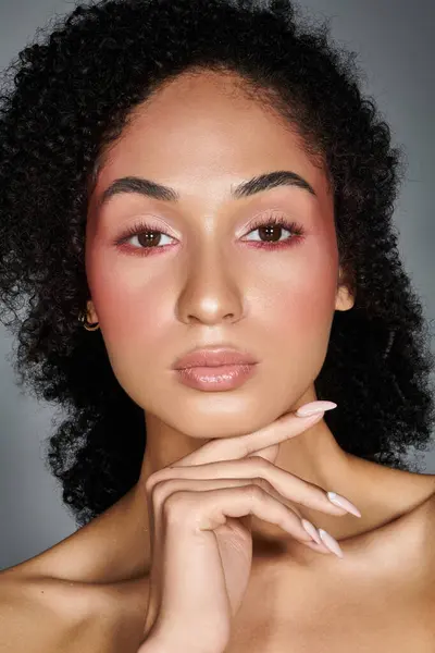 Uma mulher na moda exibe seu olhar chique e beleza impressionante contra um cenário vibrante. — Fotografia de Stock