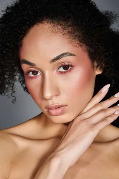 Uma mulher confiante destaca seu olhar elegante e características radiantes com equilíbrio e elegância. — Fotografia de Stock
