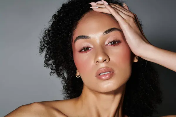 A stunning woman flaunts her fashionable look and flawless makeup with confidence. — Stock Photo
