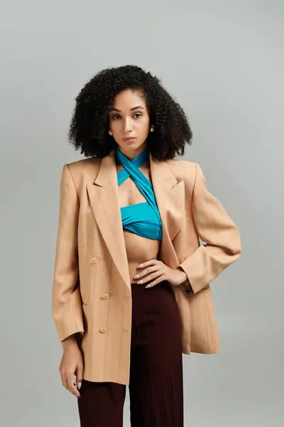 Dressed in a trend setting ensemble, a fashionable woman exudes confidence and elegance. — Stock Photo