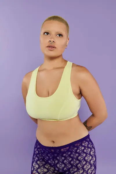 A bold and vibrant young woman showcases her unique style with confidence and poise. — Stock Photo