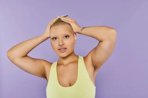 A young bald woman expresses herself in vibrant attire while showcasing her unique beauty. — Stock Photo
