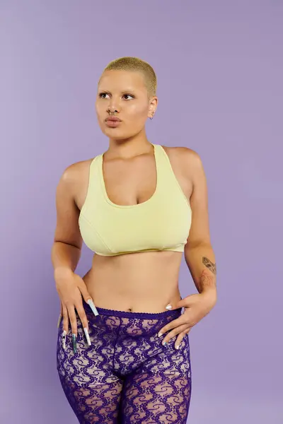 Una donna calva elegante mette in mostra la moda audace con fiducia, abbracciando la sua bellezza unica. — Foto stock