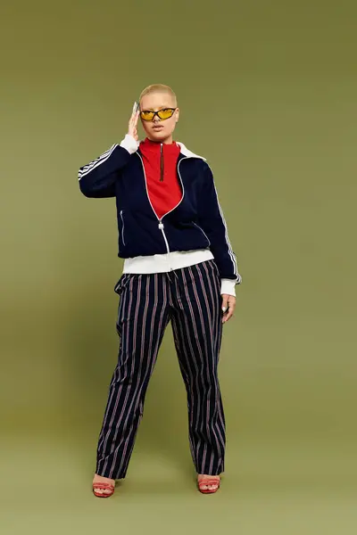 A young bald woman stands confidently in her vibrant outfit, showcasing her unique style. — Stock Photo