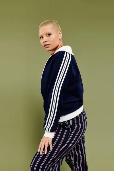A bold woman flaunts her unique style in vibrant clothing with confidence. — Stock Photo