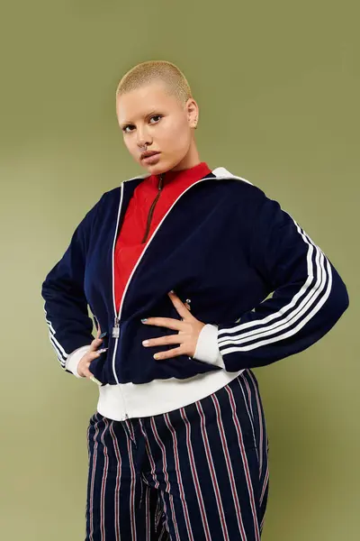 A young bald woman confidently poses in vibrant attire, showcasing her unique style and attitude. — Stock Photo