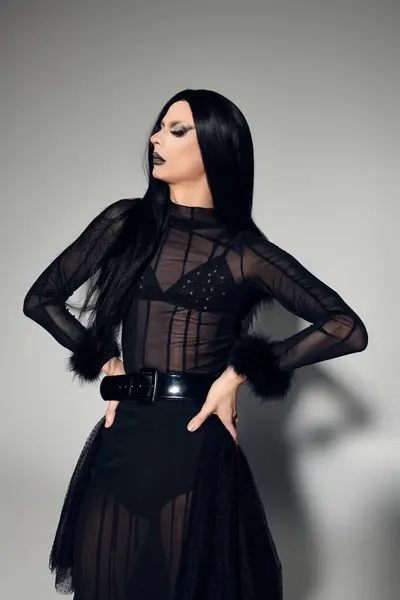 Esta persona fluida de género de moda muestra un impresionante conjunto negro, exudando confianza y creatividad. — Stock Photo