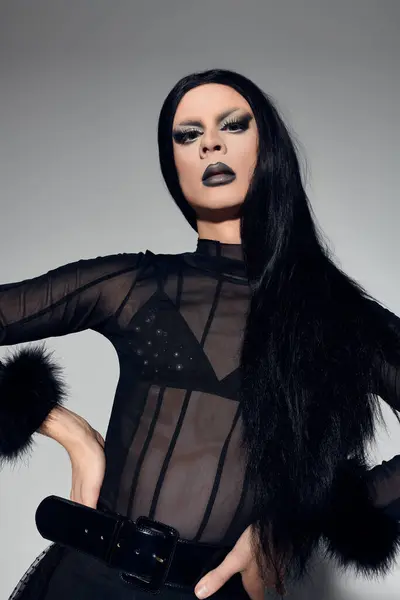 Questa drag queen presenta un audace ensemble nero, che irradia fiducia in un ambiente da studio con un'atmosfera moderna. — Foto stock