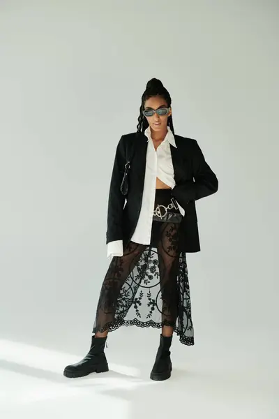 A fashionable young woman showcases her unique style with confidence and flair. — Stock Photo